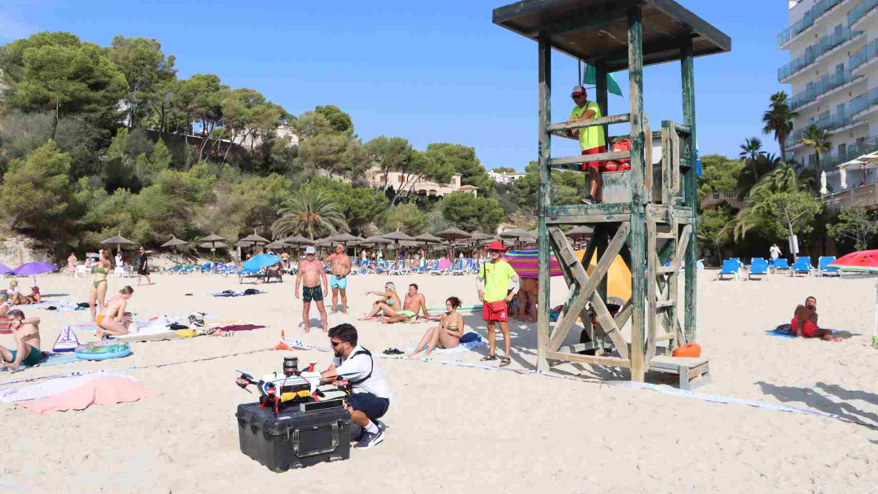 Cala Santanyí durante una demostración del programa piloto de rescate con drones en playas.