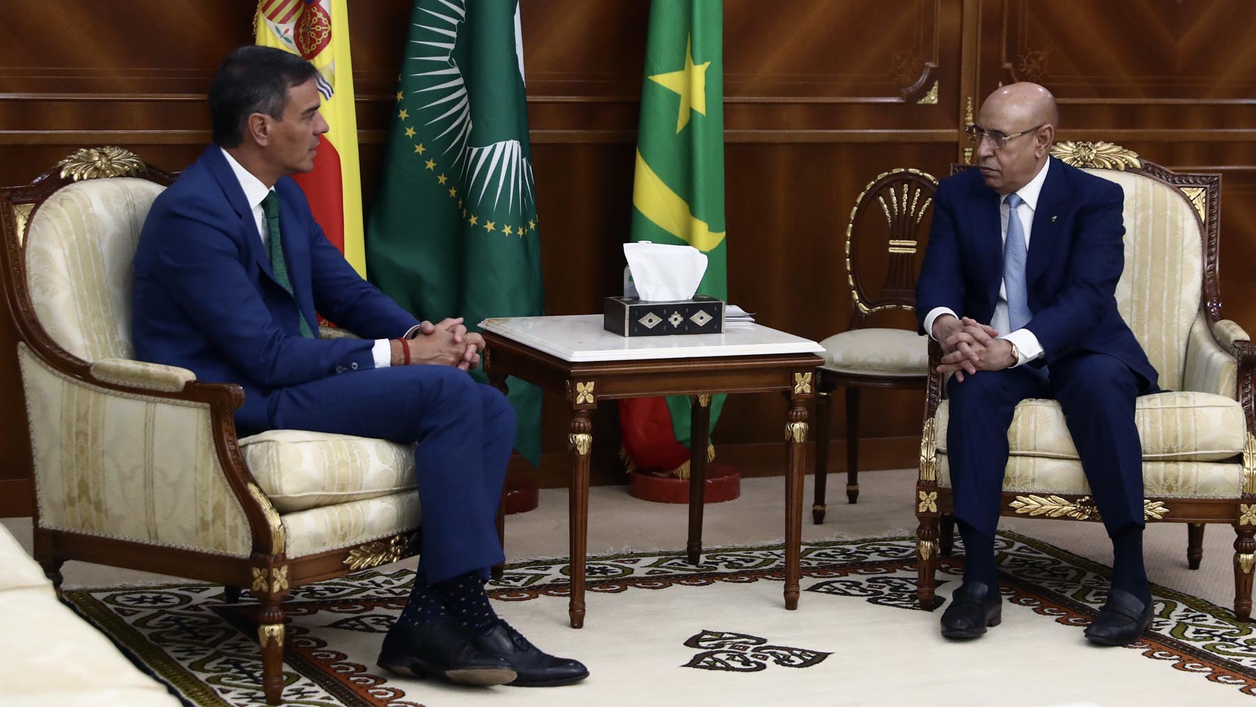 Pedro Sánchez con el presidente de Mauritania, Mohamed Cheikh El Ghazouani. (Foto: EFE)