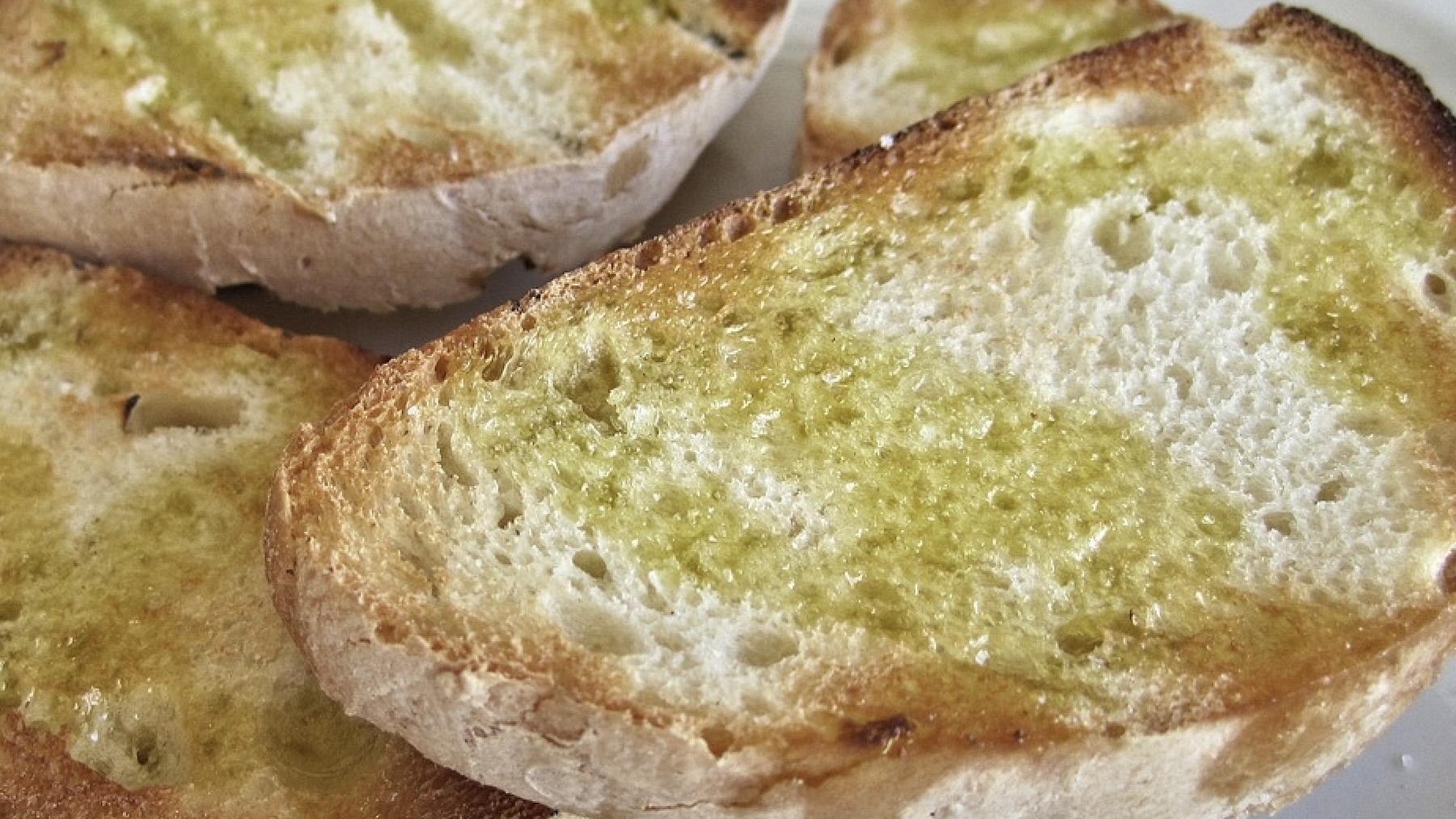 El secreto está en un pan blanco de masa ligera, ideal para lograr tostadas de dimensiones impresionantes.