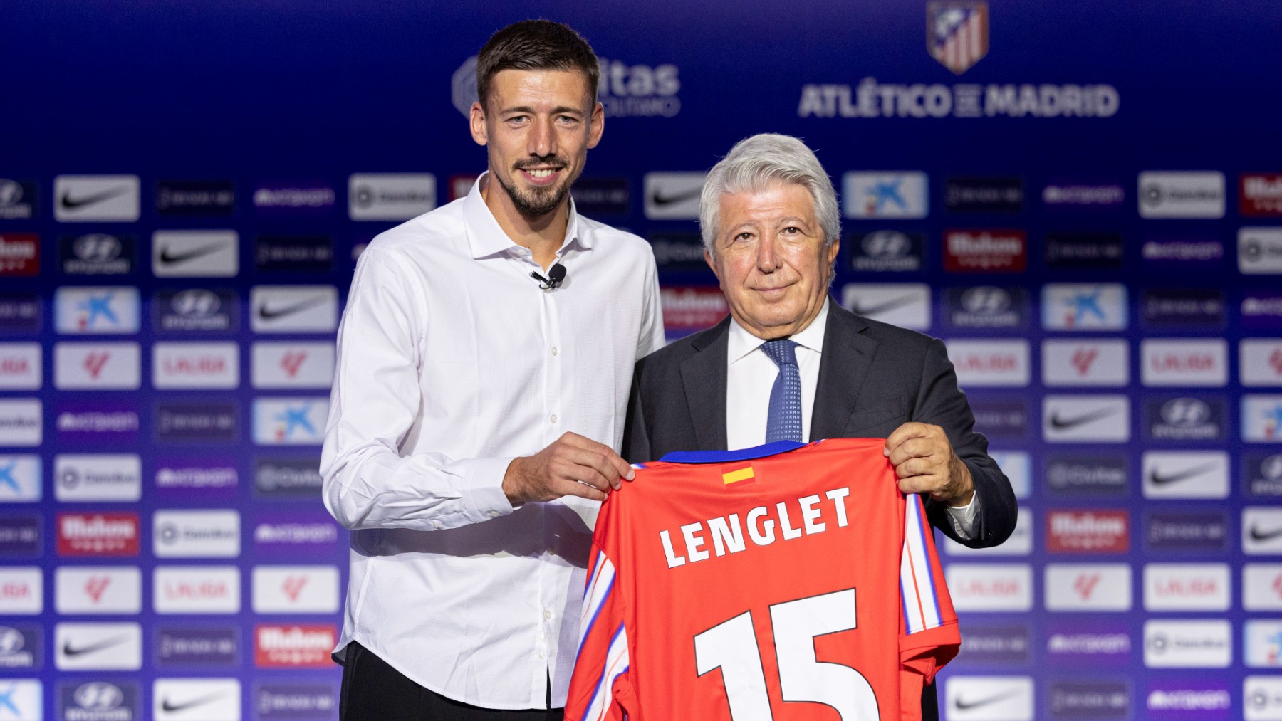 Clement Lenglet, junto a Enrique Cerezo, en su presentación como jugador del Atlético. (EFE)