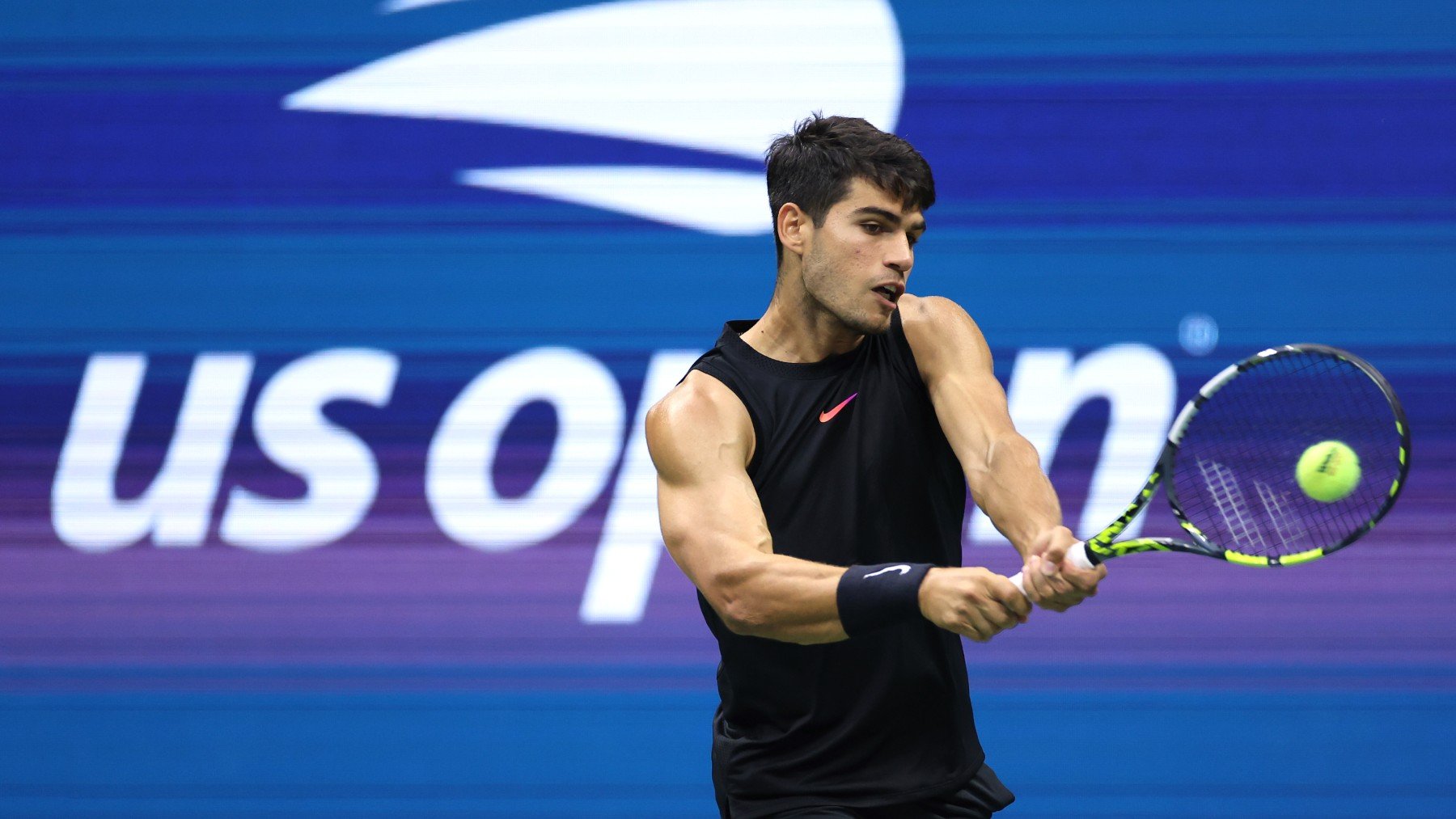 Carlos Alcaraz golpea un revés en el US Open. (Getty)