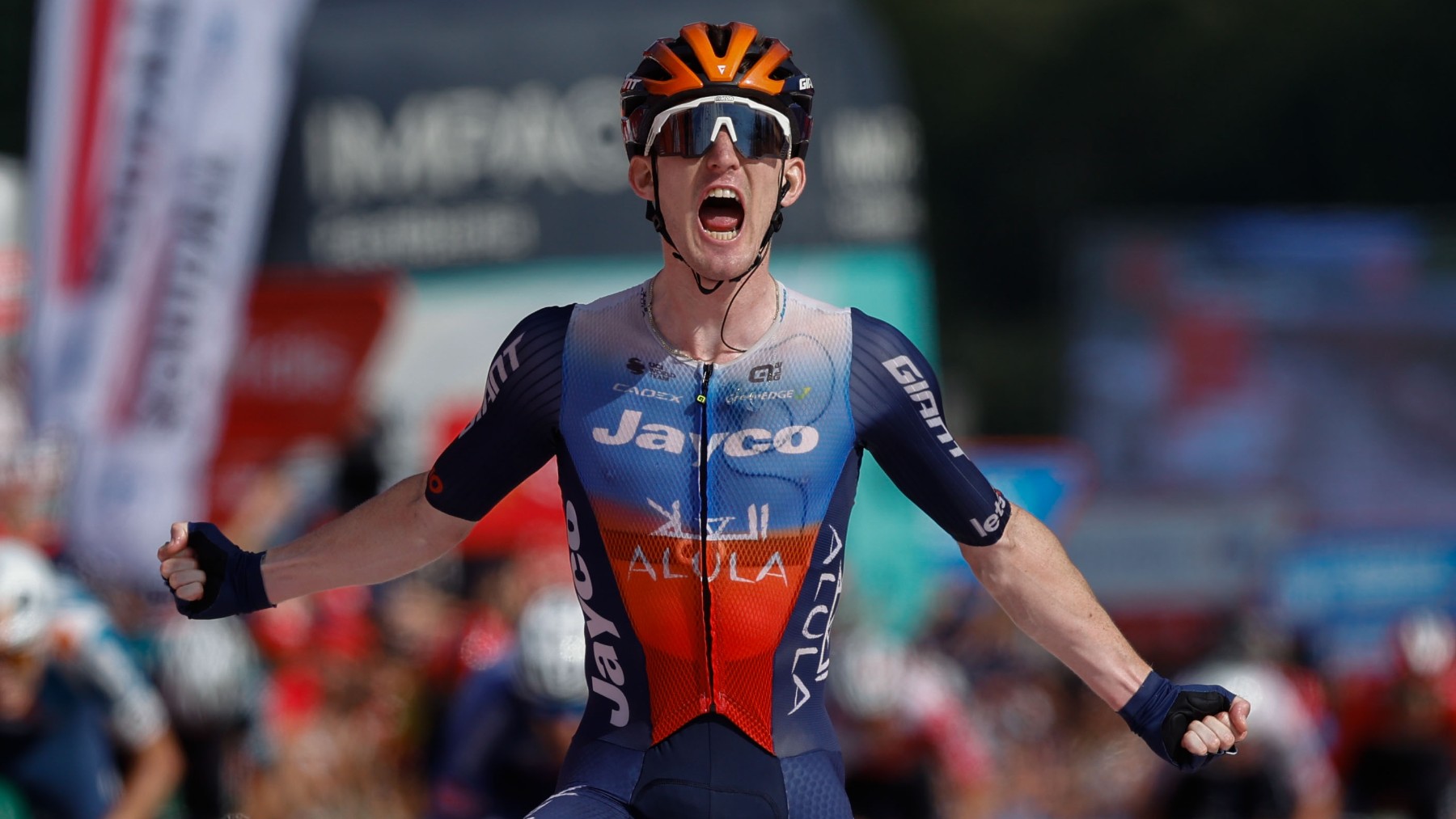 El irlandés Eddie Dunbar celebra su victoria en la Vuelta a España. (EFE)