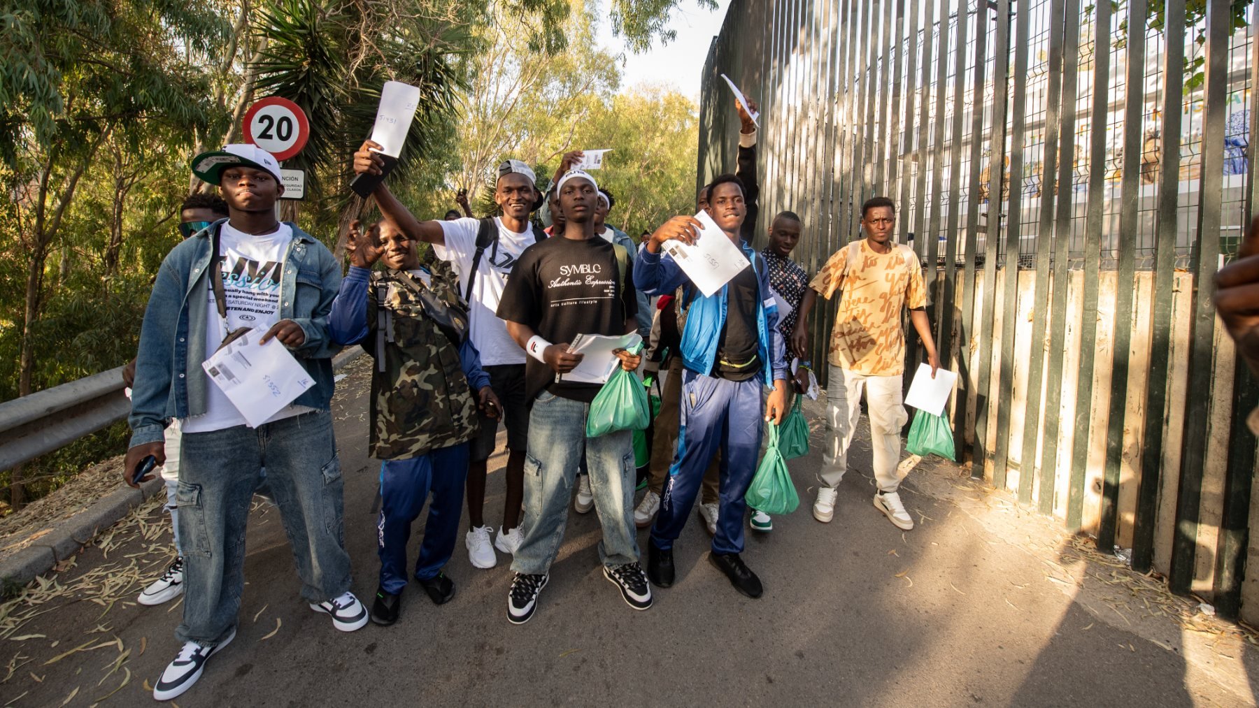 Varios migrantes a su salida del Centro de Estancia Temporal de Inmigrantes (CETI).