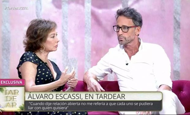 Álvaro Muñoz Escassi se ha estrenado como colaborador de TardeAR (Mediaset).