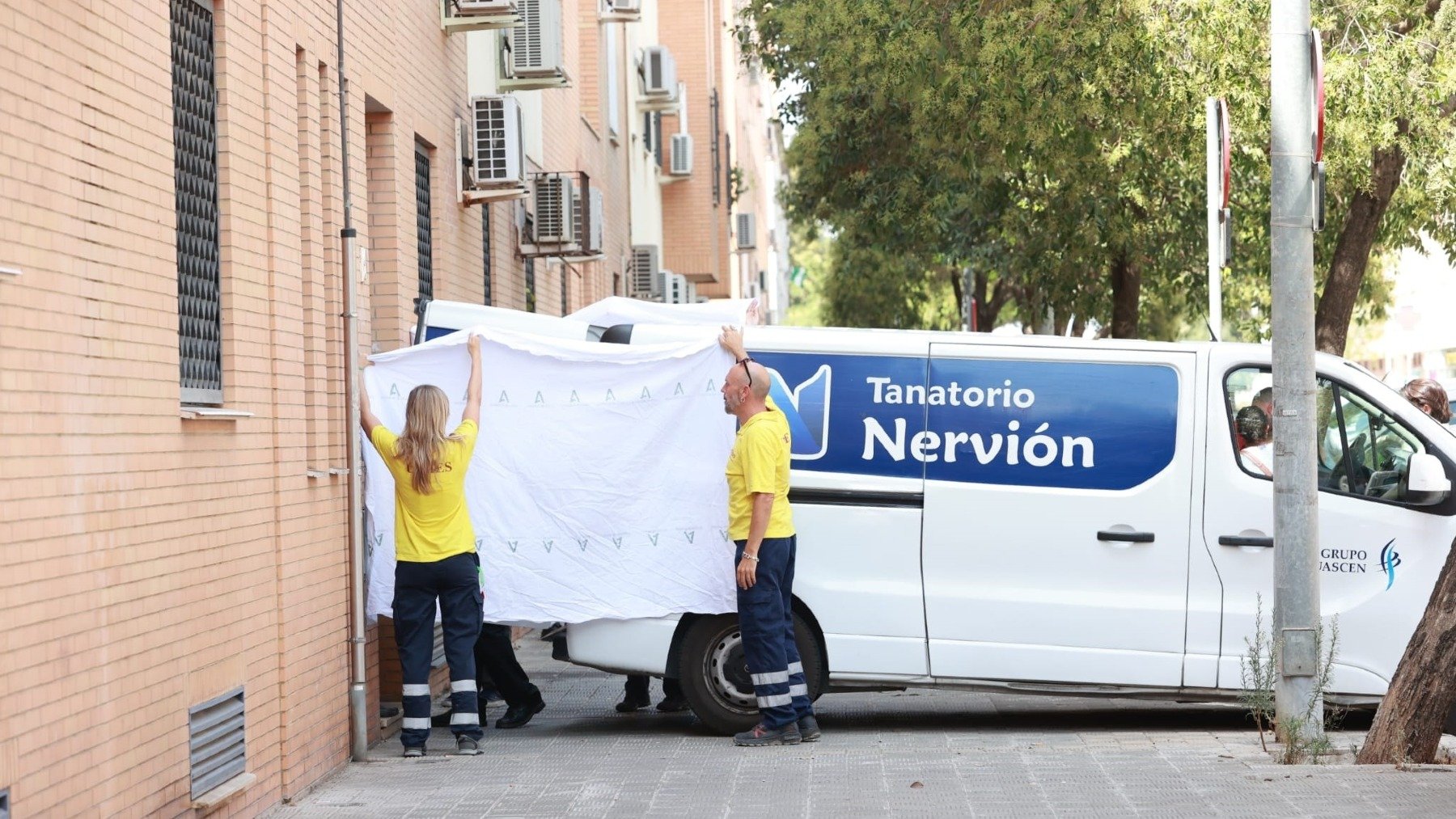 Dispositivo desplegado en la calle Estrella Betelgeuse tras el asesinato. (Foto: EP)