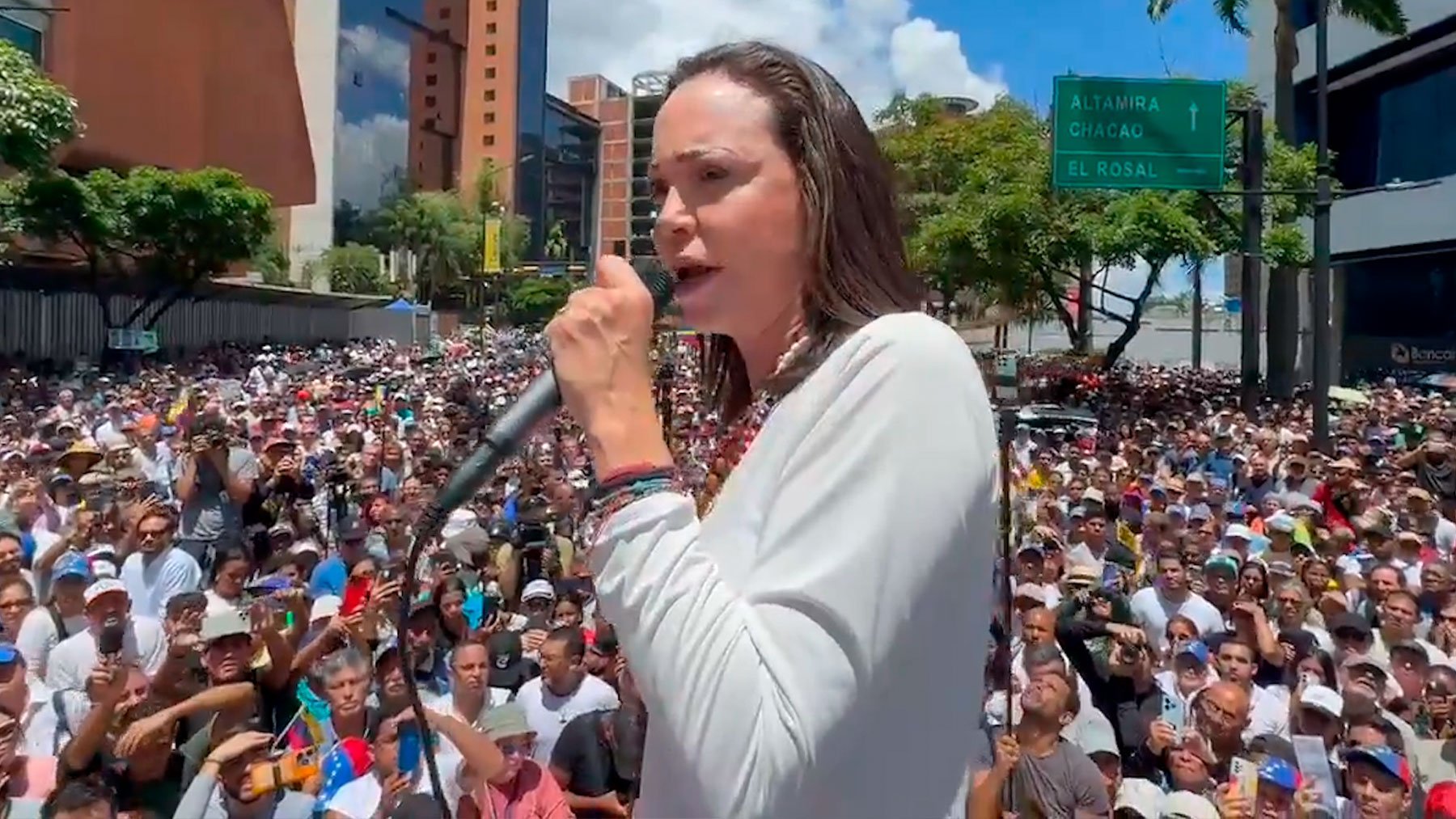 María Corina Machado se dirige a una multitud en Caracas.