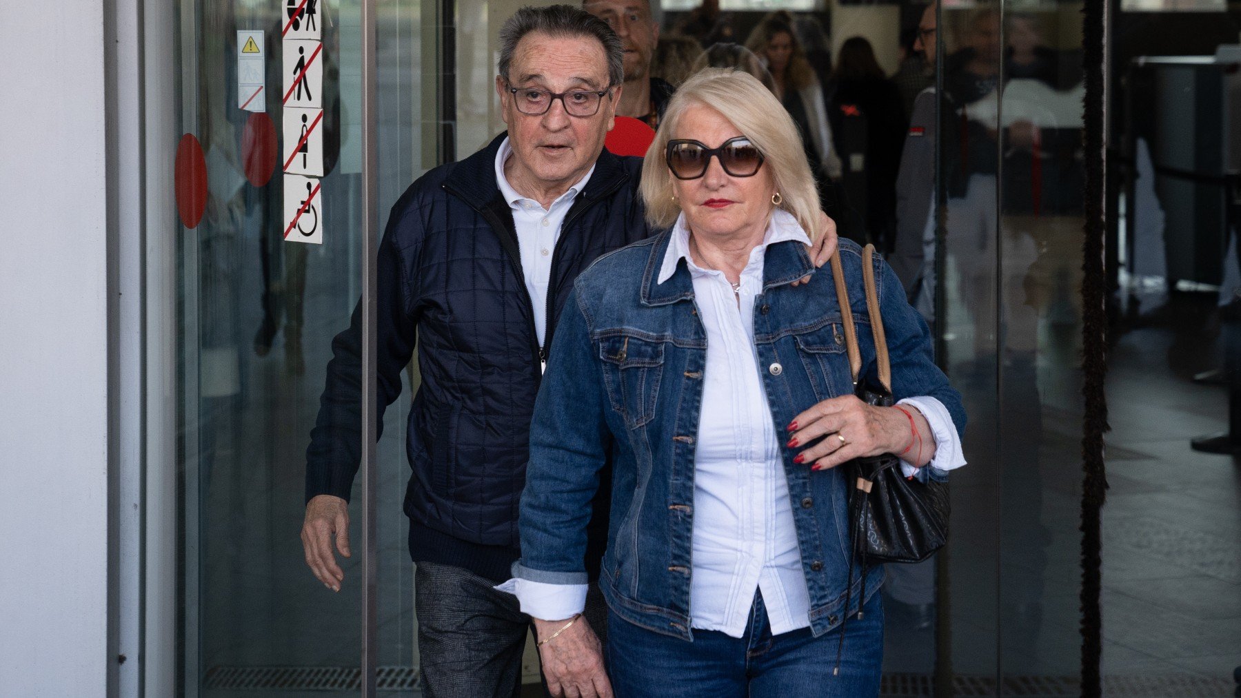 La mujer de Negreira junto a su marido. (Europa Press)