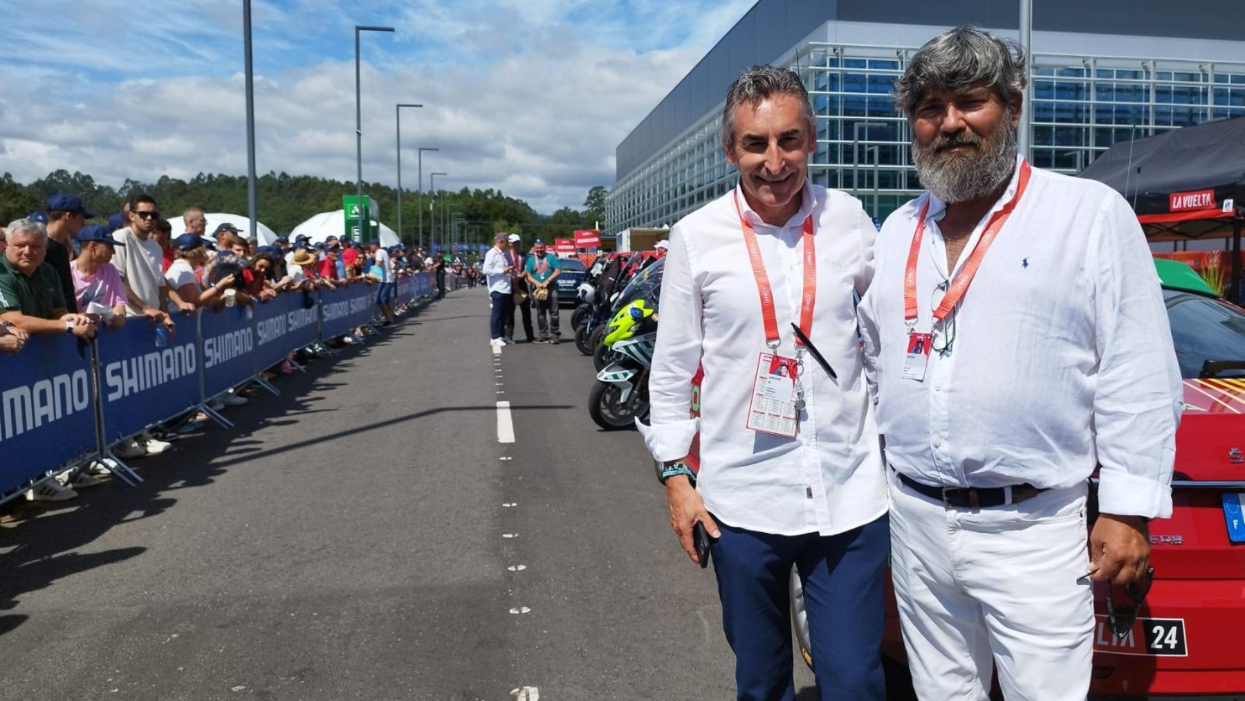 Pedro Bestard junto al director general de la Vuelta Fernando Escartín.