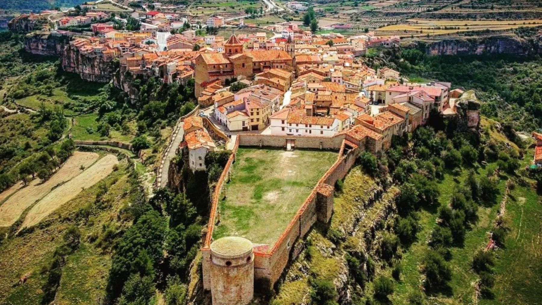 Una vista aérea del pueblo de Cantavieja. (Cantavieja turismo)