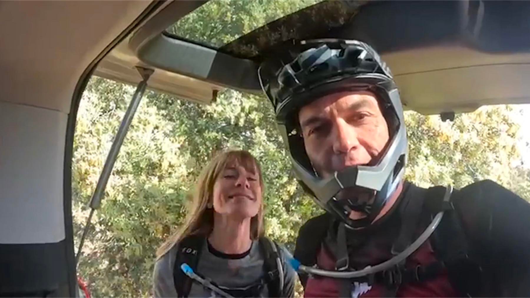 Pedro Sánchez y Begoña Gómez haciendo ciclismo de montaña.