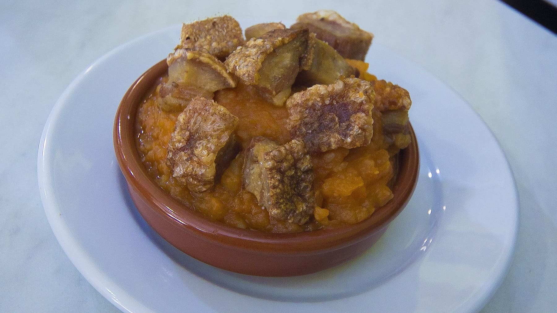 Plato de torreznos.