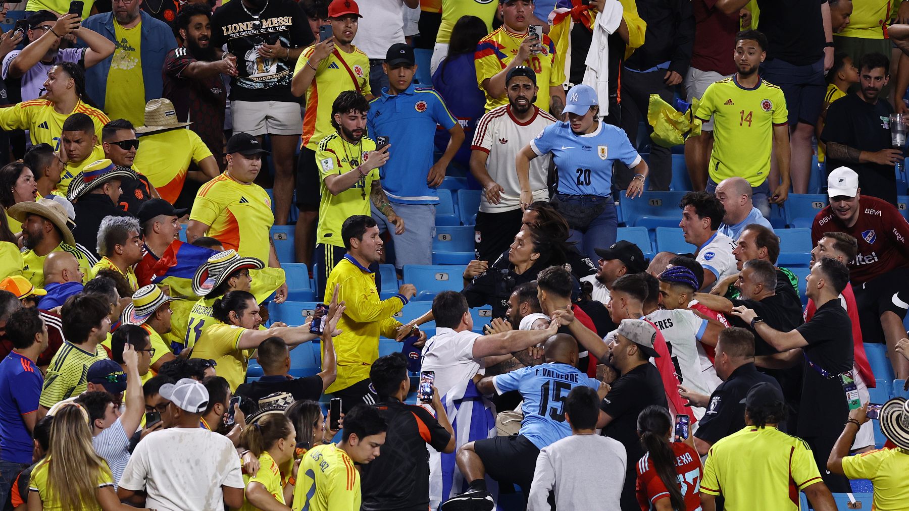 Pelea entre jugadores de Uruguay e hinchas colombianos (Getty)