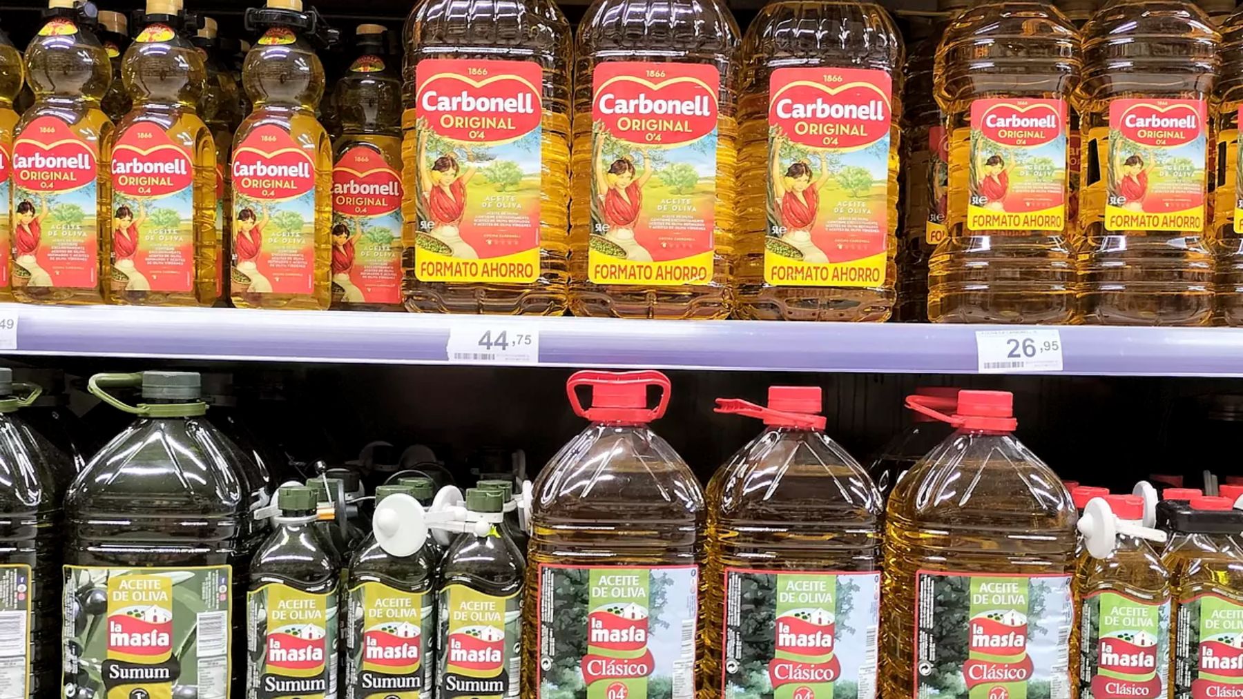 Garrafas de aceite en un supermercado.