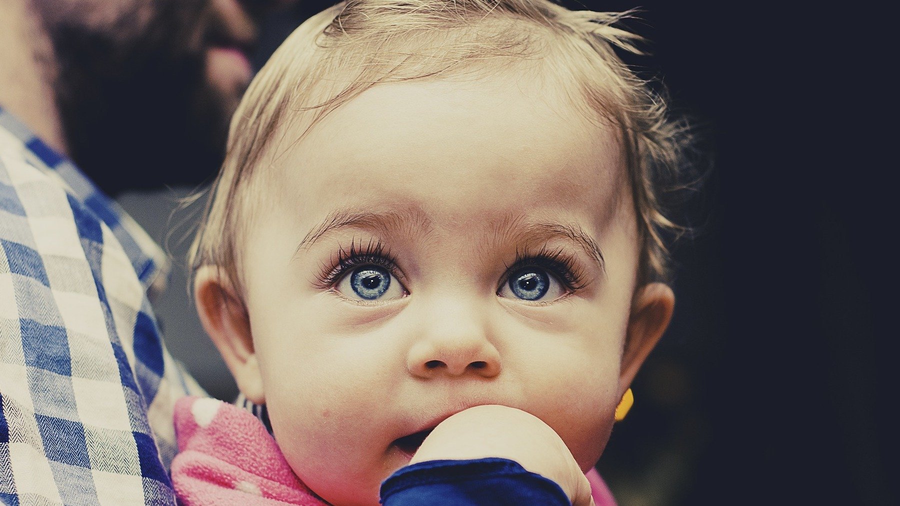 Niña con los ojos azules.