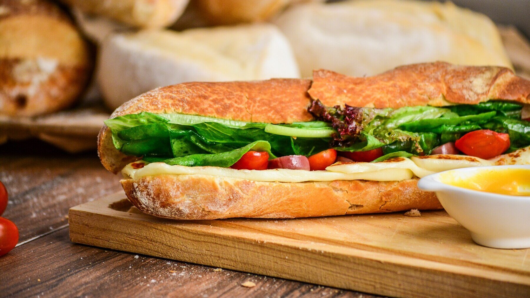 Bocadillo sobre una tabla de madera.