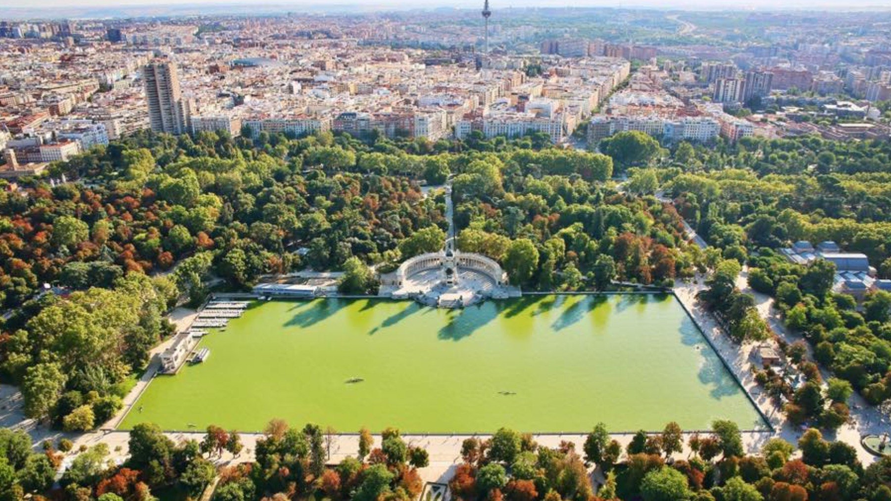 Vista aérea del impresionante Parque del Retiro de Madrid.