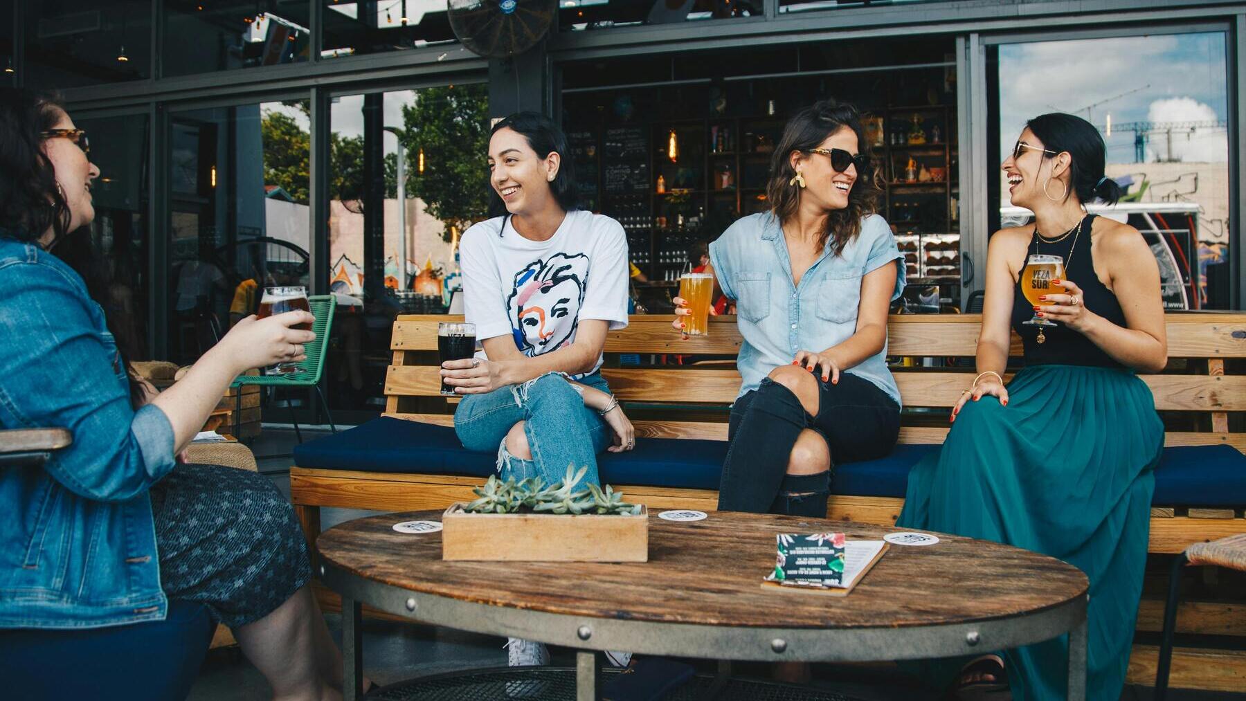 Mujeres en una terraza.