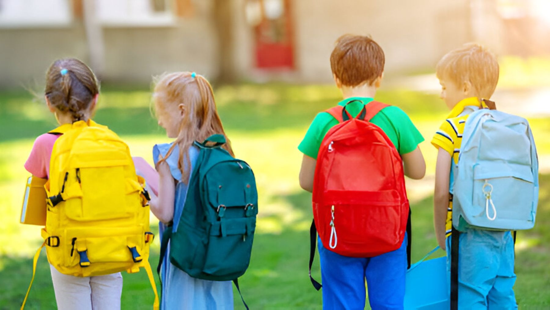 Niños con sus mochilas escolares.