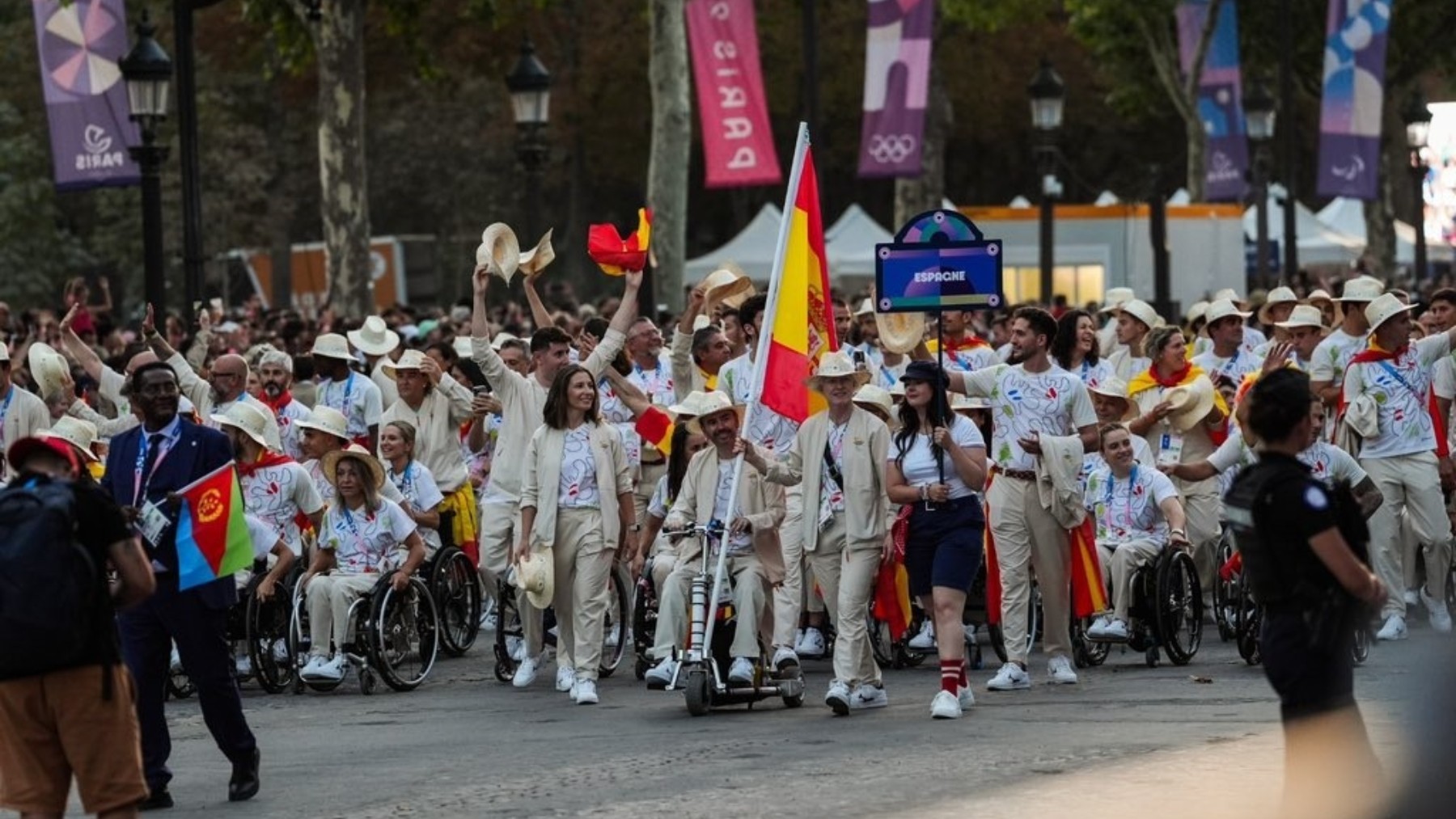 Imagen del desfile de España durante la Ceremonia de Inauguración de los Juegos Paralímpicos de París.