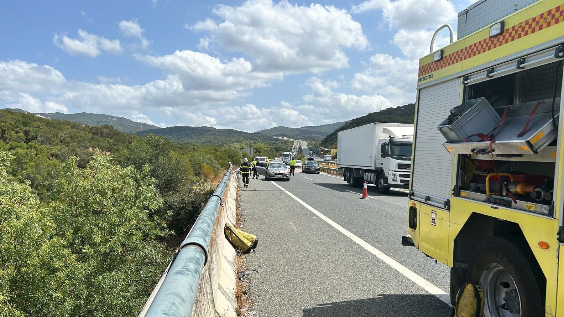 Bomberos en un accidente de tráfico en la provincia de Cádiz.