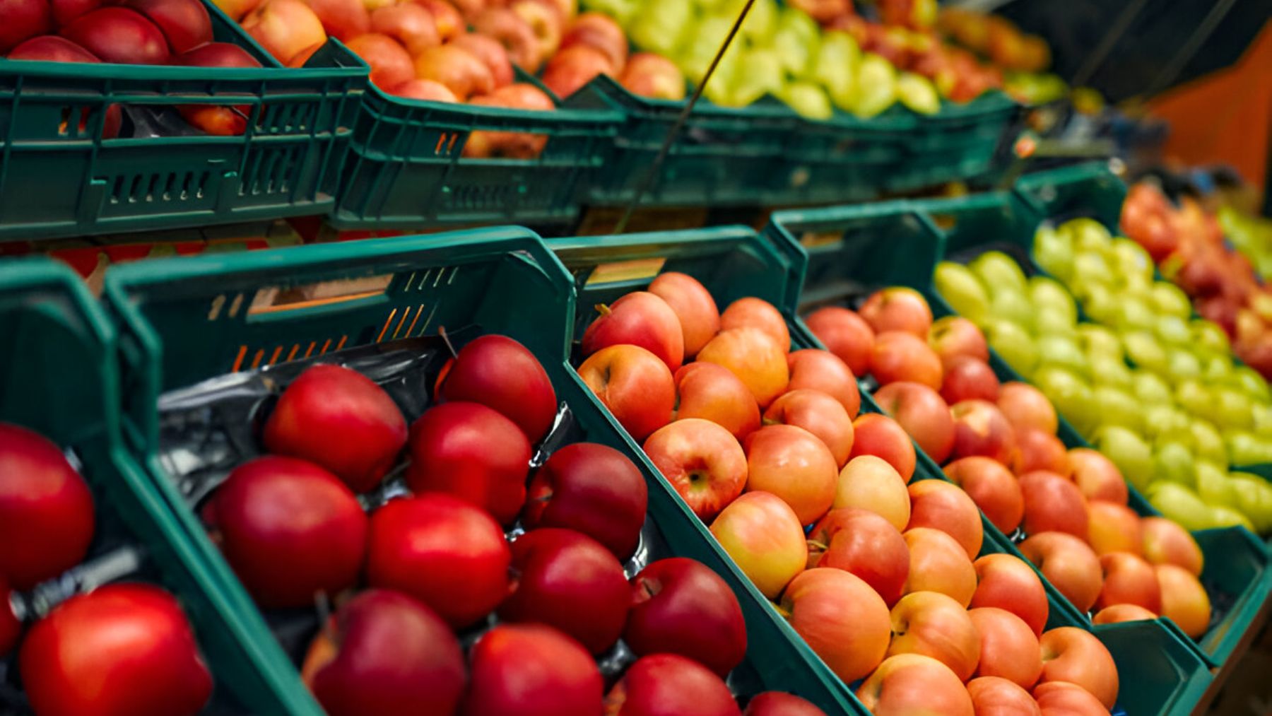 Cajas de fruta en un supermercado.