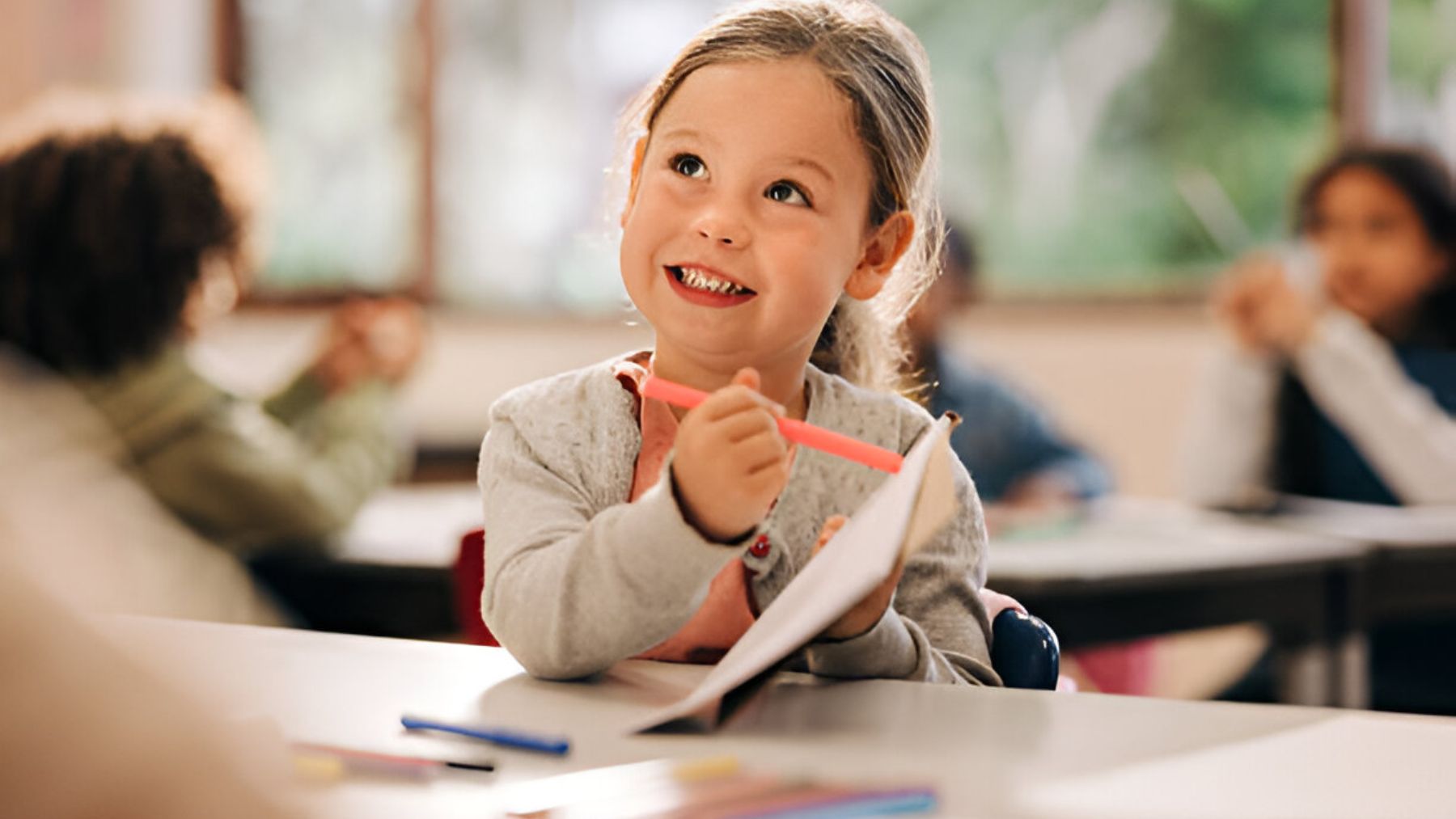 Niña en clase.