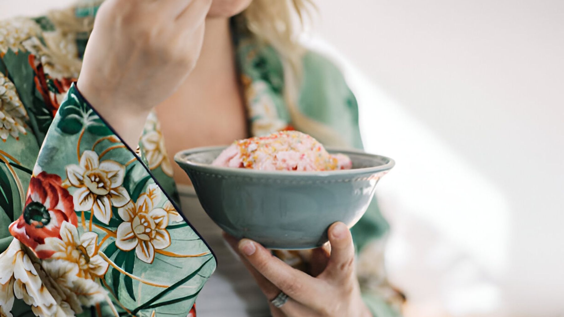 Mujer comiendo helado de un cuenco.