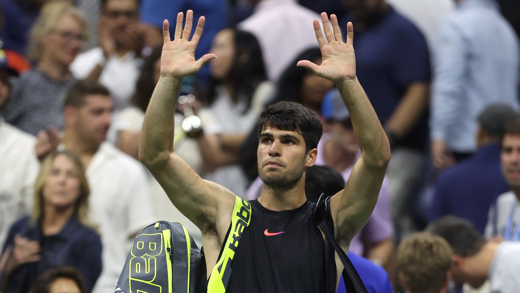 Carlos Alcaraz se despide del público del US Open. (Getty)