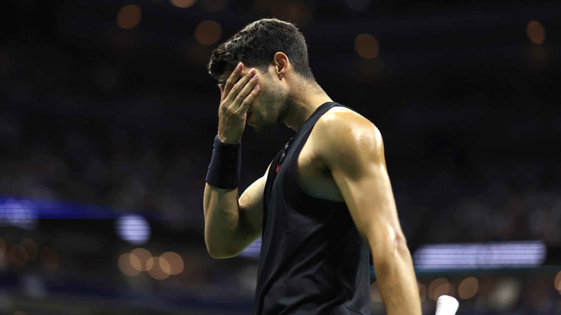 Carlos Alcaraz se lamenta tras un punto ante Van de Zandschulp. (Getty)