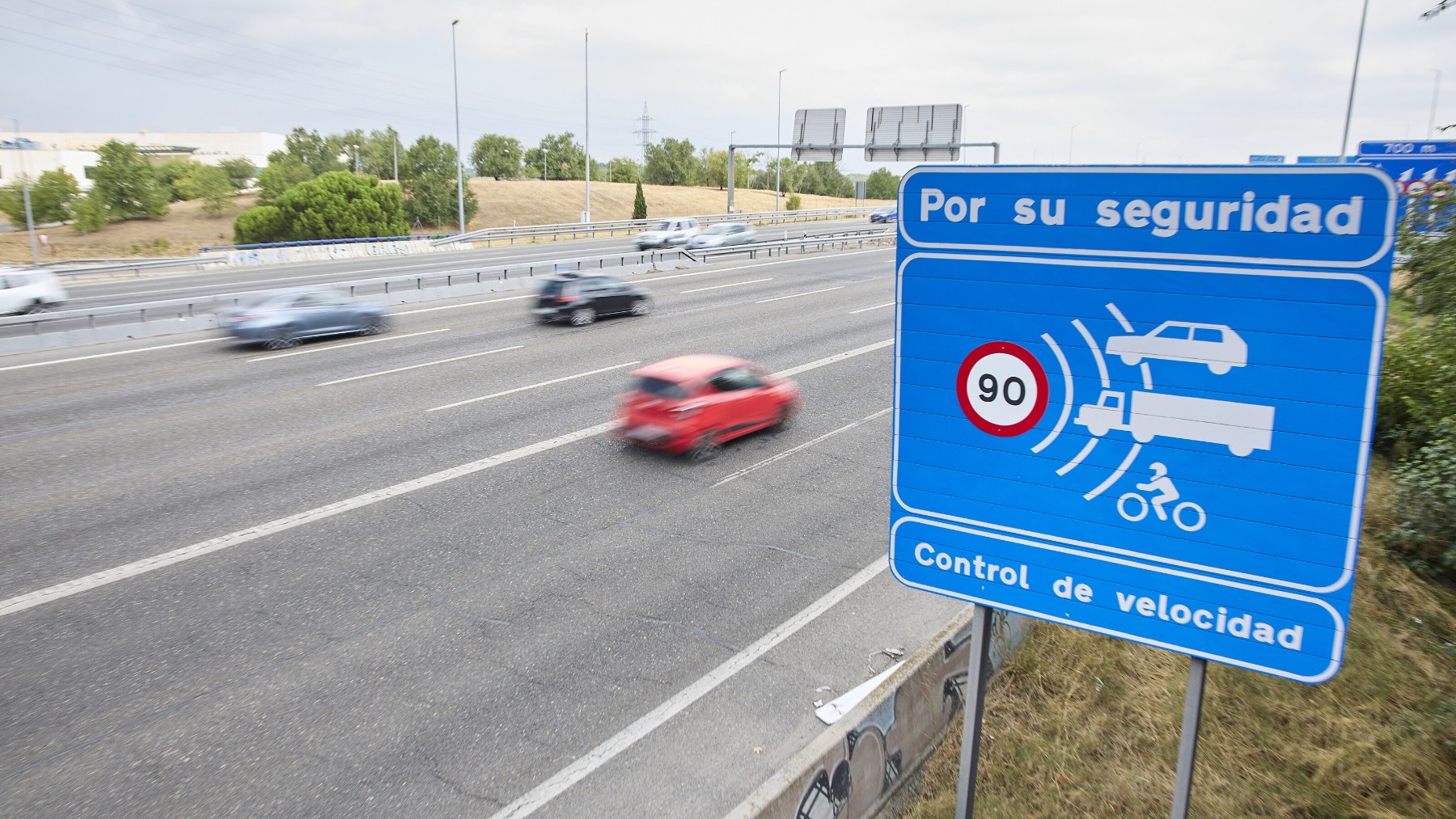 Un cartel que indica un radar de prohibición de circular a más de 90 kilómetros por hora. (EP