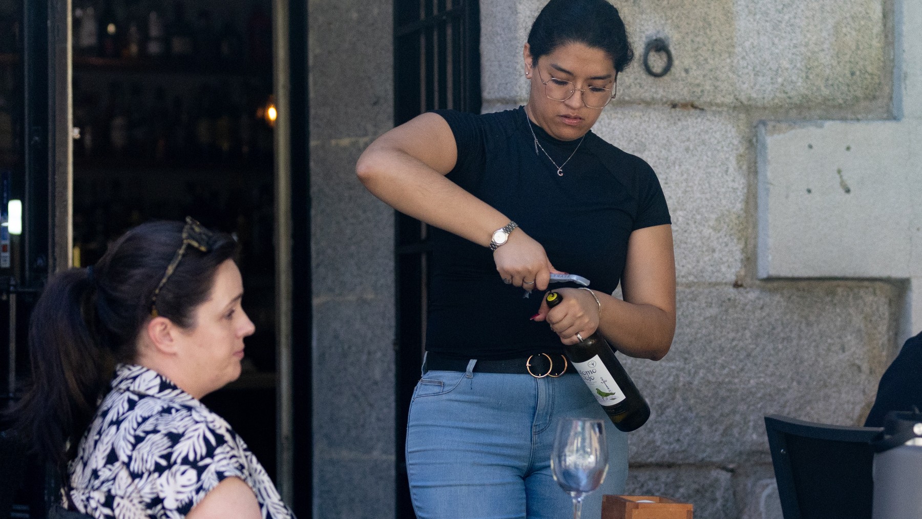 Una persona sirve una copa de vino. (EP)