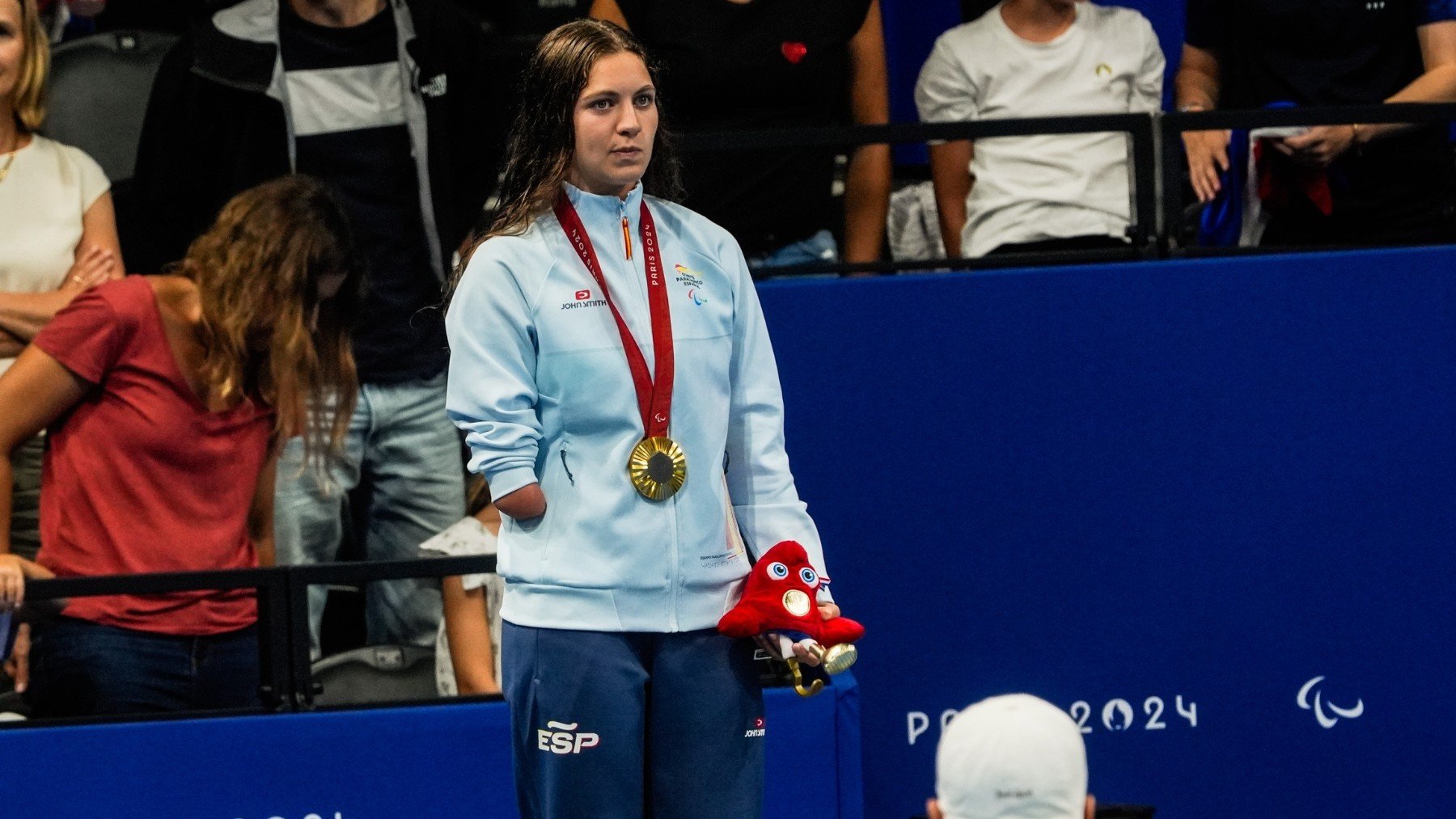 Anastasiya Dmytriv posa con la medalla de oro. (Europa Press)