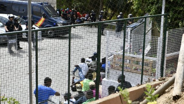 Policías e inmigrantes en el CETI de Ceuta tras una reyerta. (Foto: EP)