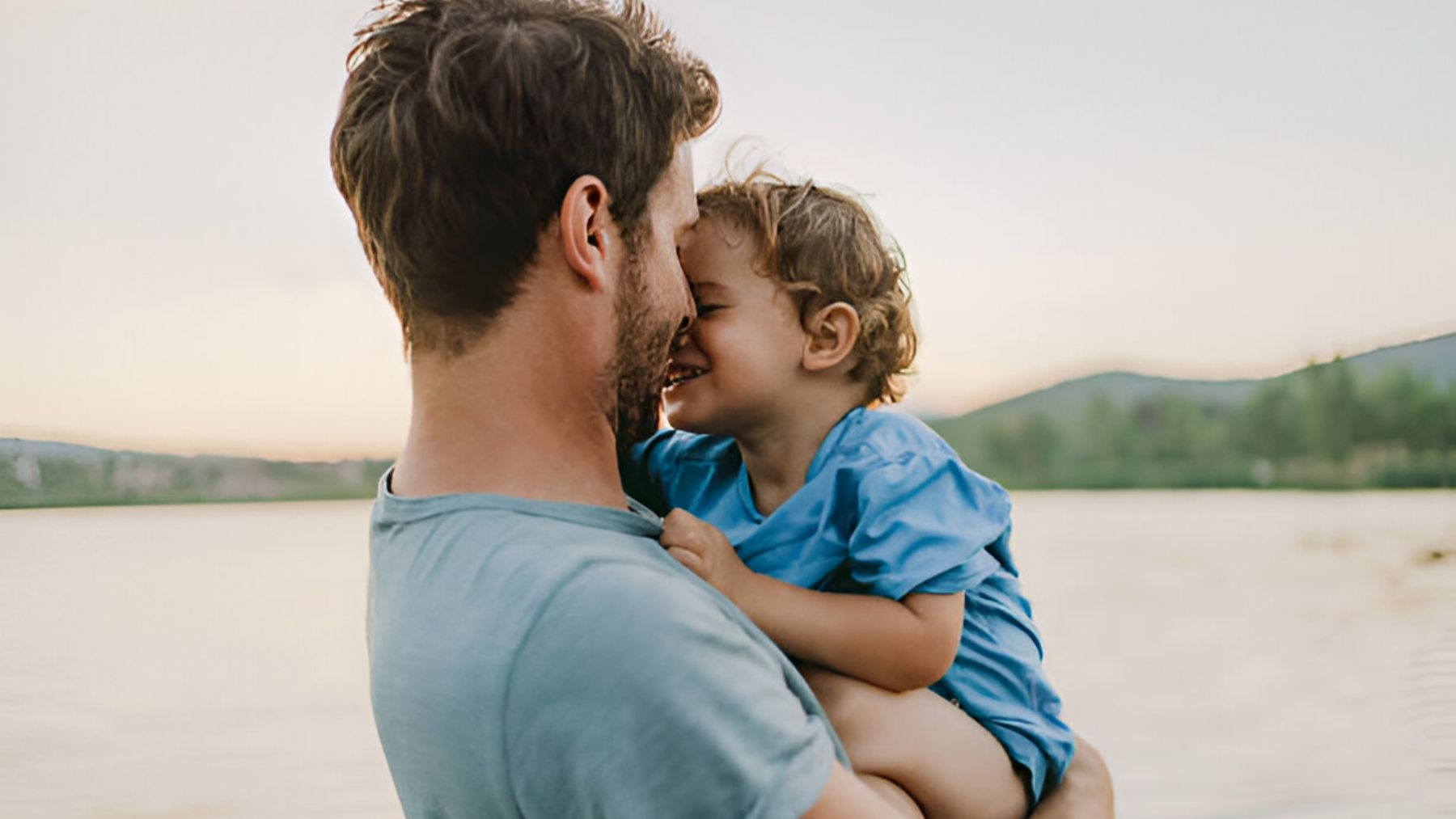 Padre joven con su hijo pequeño.