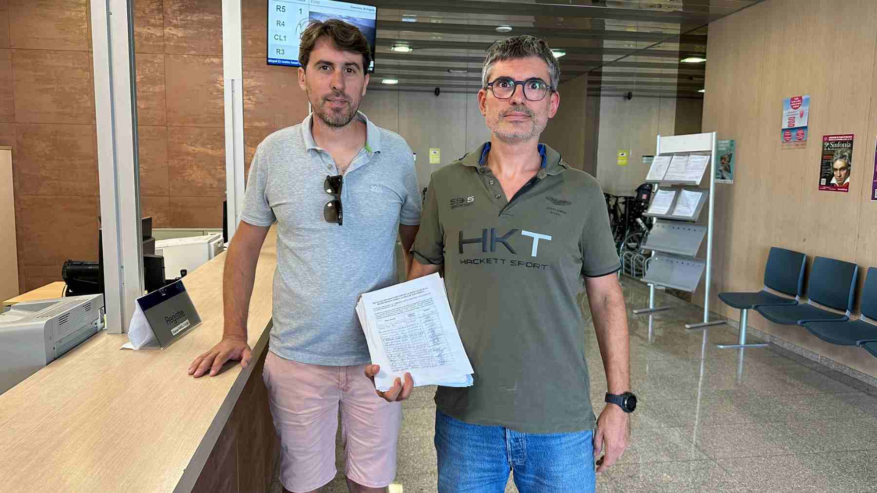 El alcalde de Sineu, Tomeu Mulet, entregando las 6.000 firmas junto a un vecino.