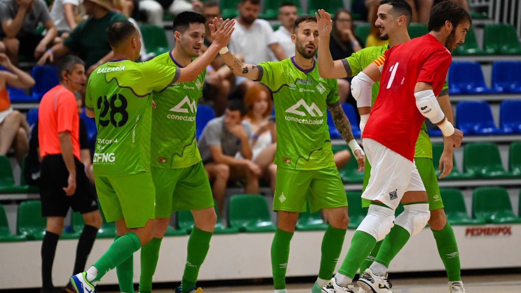 Los jugadores celebran un gol.