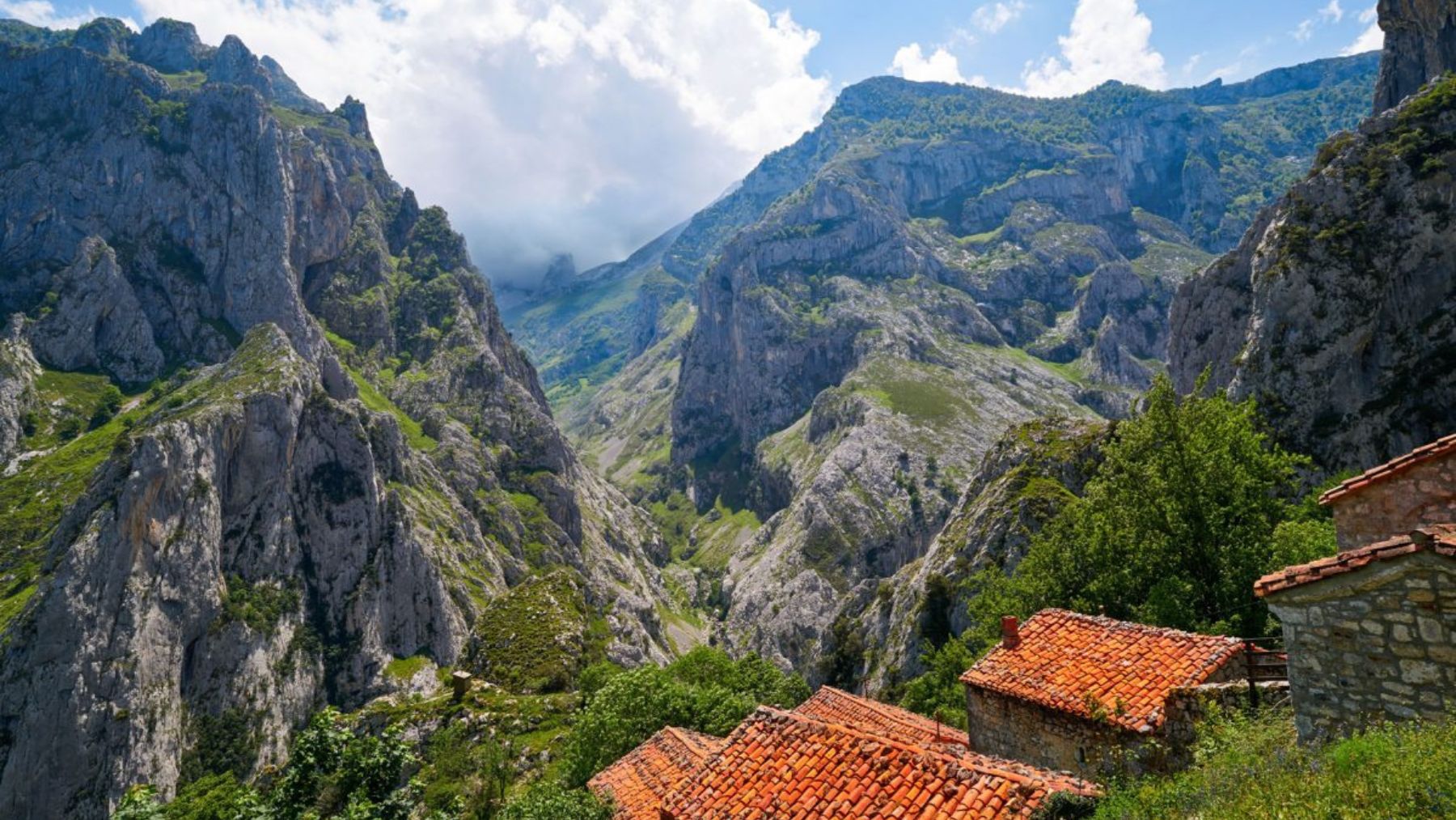 Bulnes, un pueblo remoto en los Picos de Europa en Asturias. Foto: Qué ver en Asturias