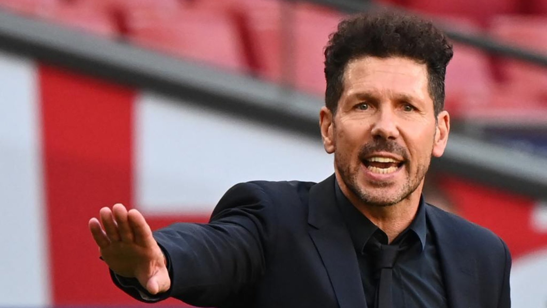 Simeone dando órdenes.