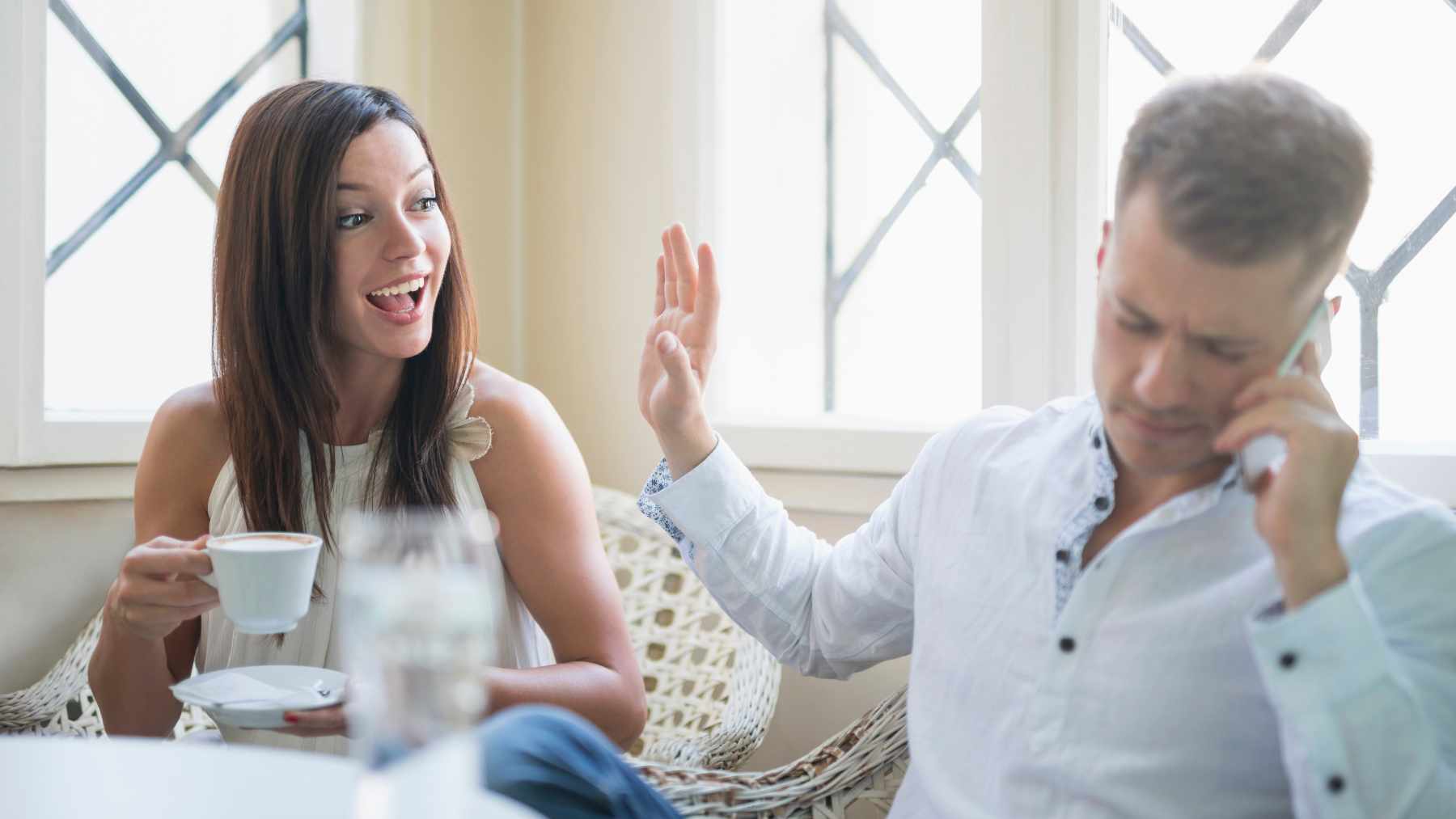 Una pareja en casa.