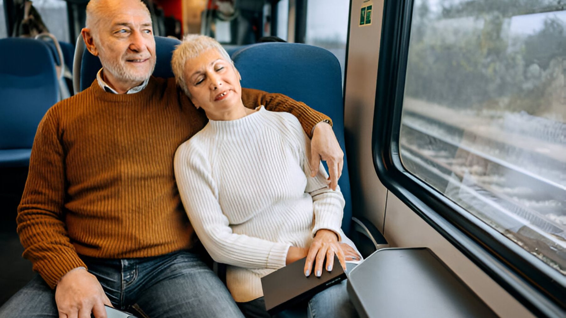 Pareja madura viajando en tren.