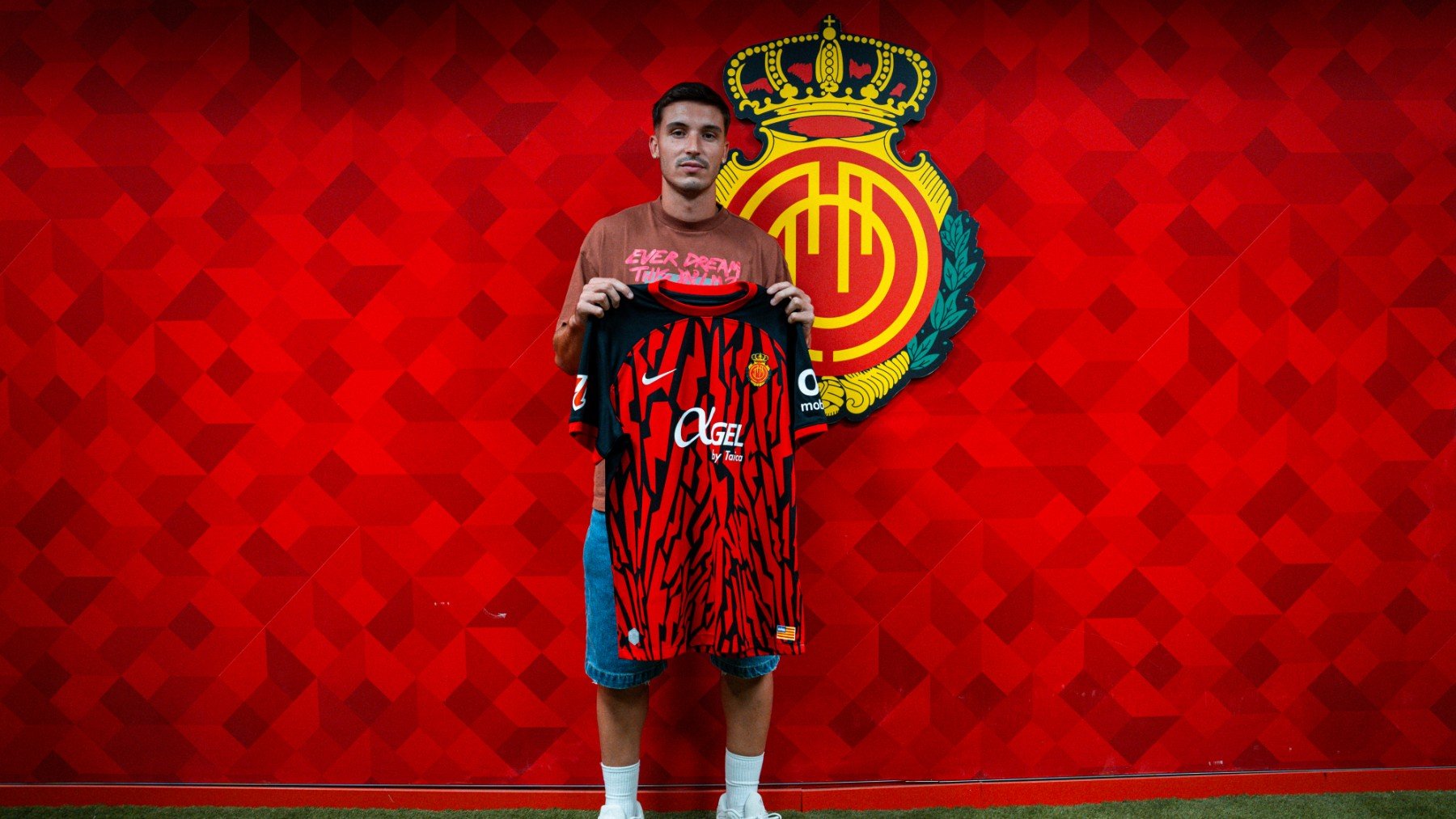 Valery, tras firmar con el Mallorca.