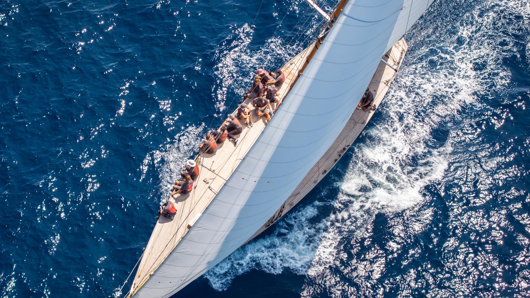 Chinook, líder de la clase Época Cangreja, durante la regata.