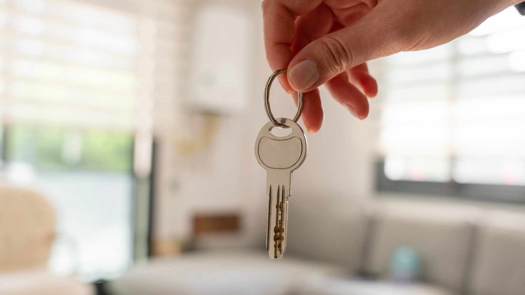 Una persona con las llaves de una vivienda.