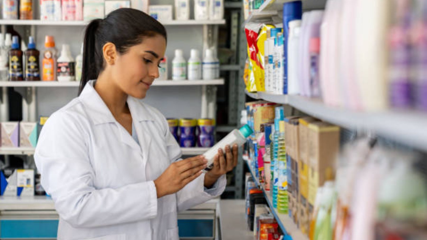 Farmacéutica con producto en la mano.