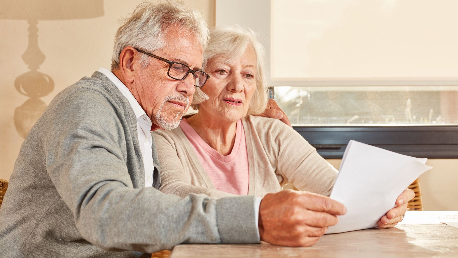 Un matrimonio revisando unos documentos.