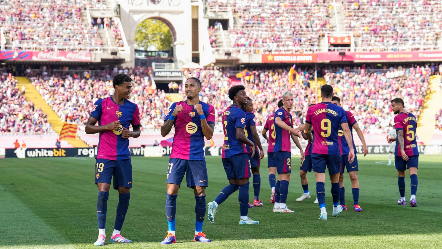 Los jugadores del Barça celebran un gol frente al Valladolid. (EFE)