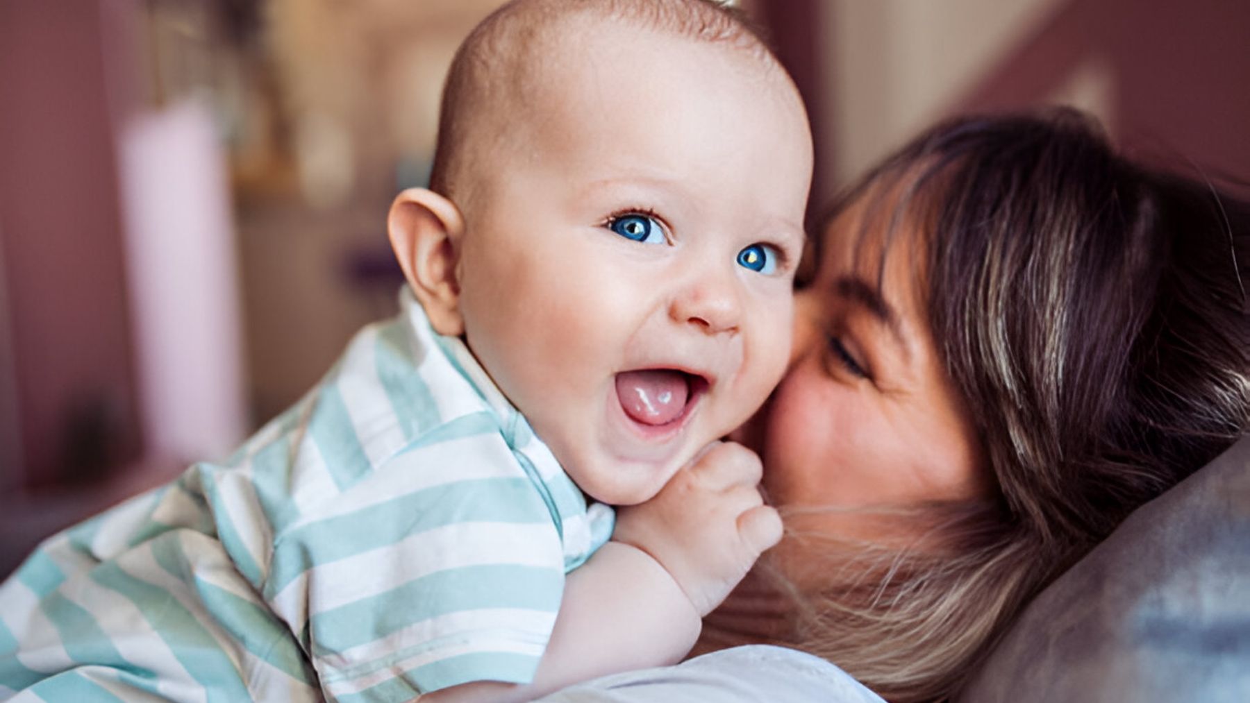 Madre feliz con su bebé.