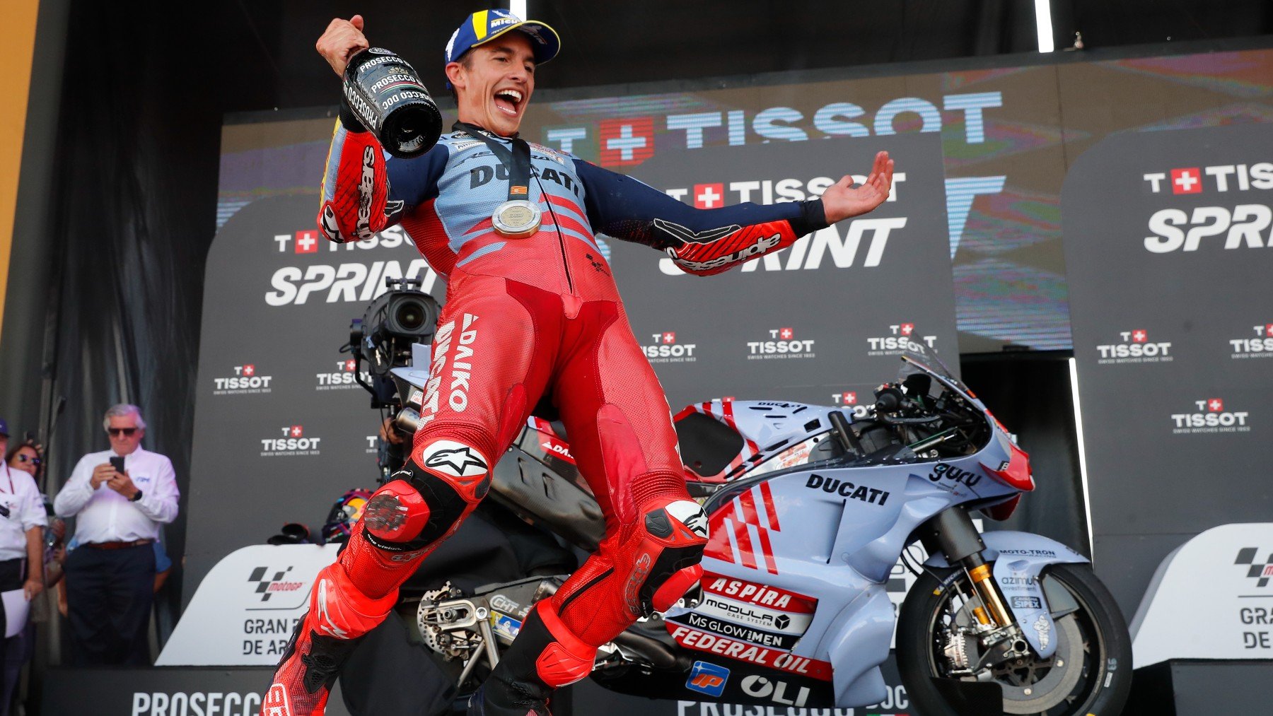 Marc Márquez celebra su victoria en la sprint de Aragón. (EFE)