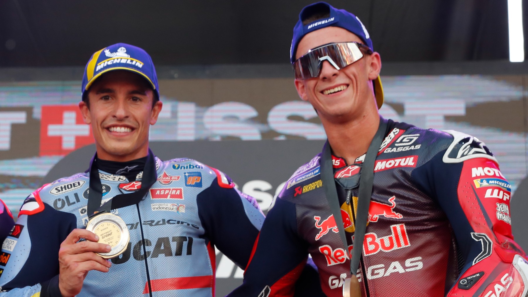 Marc Márquez y Pedro Acosta durante la celebración de la sprint de Aragón. (EFE)