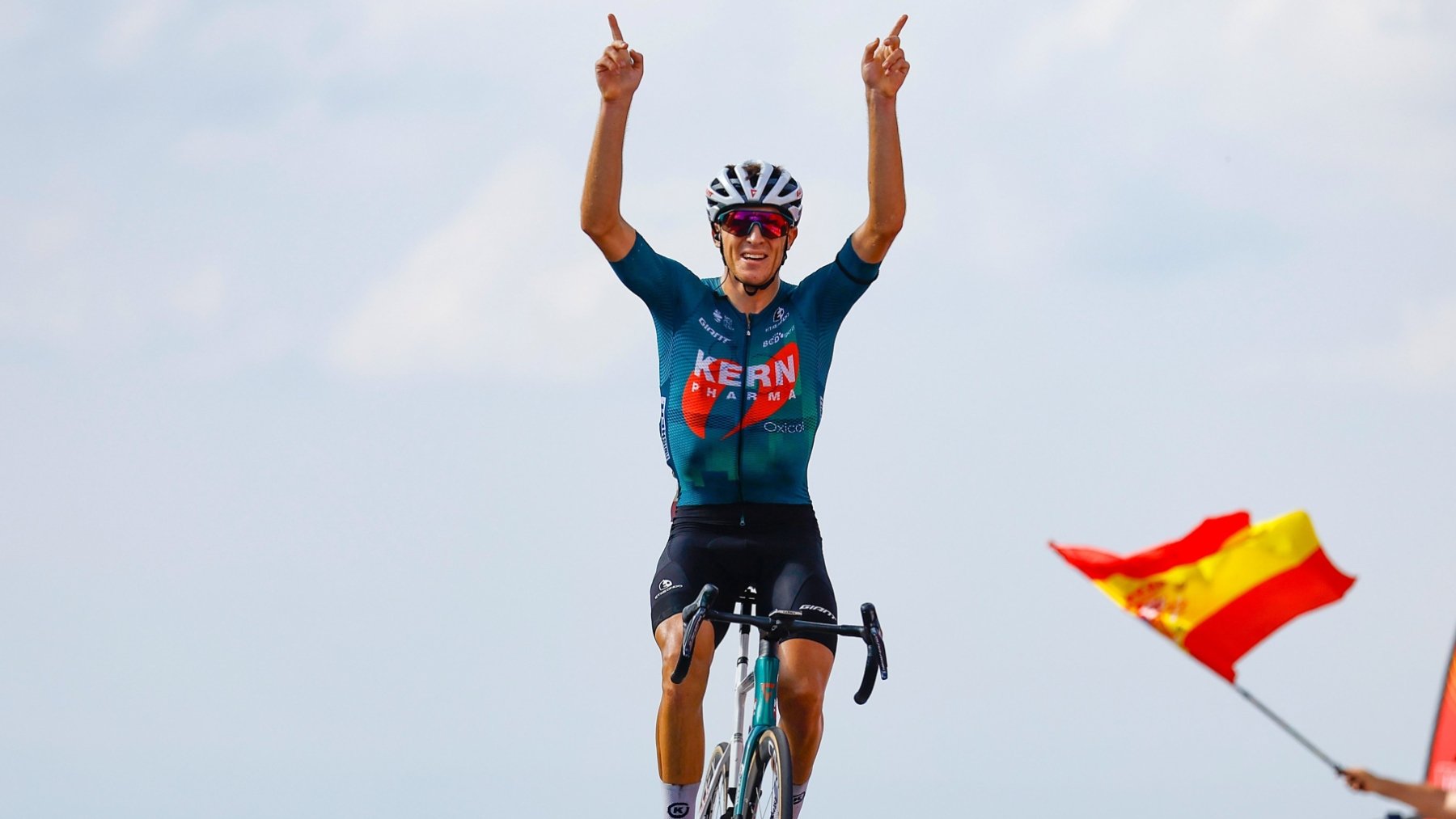 Pablo Castrillo celebra una victoria en la Vuelta. (Europa Press)